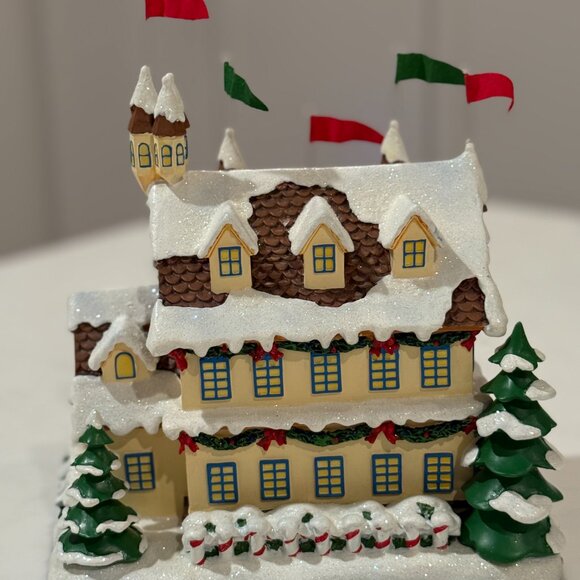 Hawthorne Village - "Santa & Mrs Claus's Castle" Piece - Picture 6 of 8